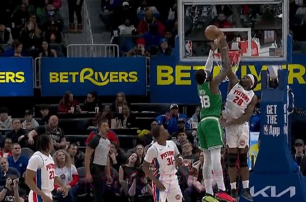 克塔起飞试图双手隔扣,斯图尔特正面拦截完成大帽拒绝 克塔起飞试图双手隔扣,斯图尔特正面拦截完成大帽拒绝